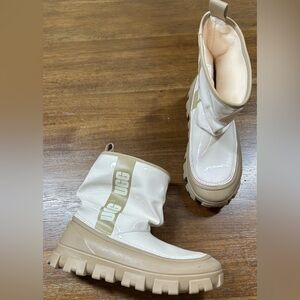 UGG Girls Size 3 Classic Jasmine Brellah Mini Waterproof Boots